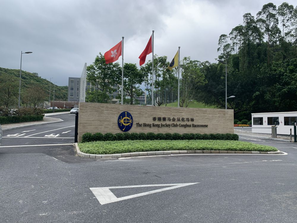 香港(gang)某(mou)某(mou)過濾(lv)係(xi)統